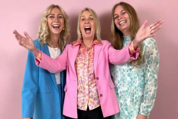 Sabrina og Christina Schmidt Paulsen og deres mor Hanne fra Tjæreborg